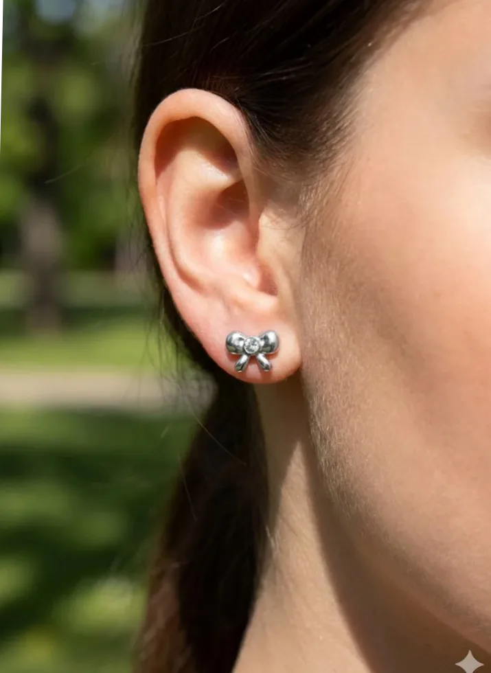Detailansicht von Material und Verarbeitung — Ohrstecker Schleife Strass Mitte elegantes Design Damen