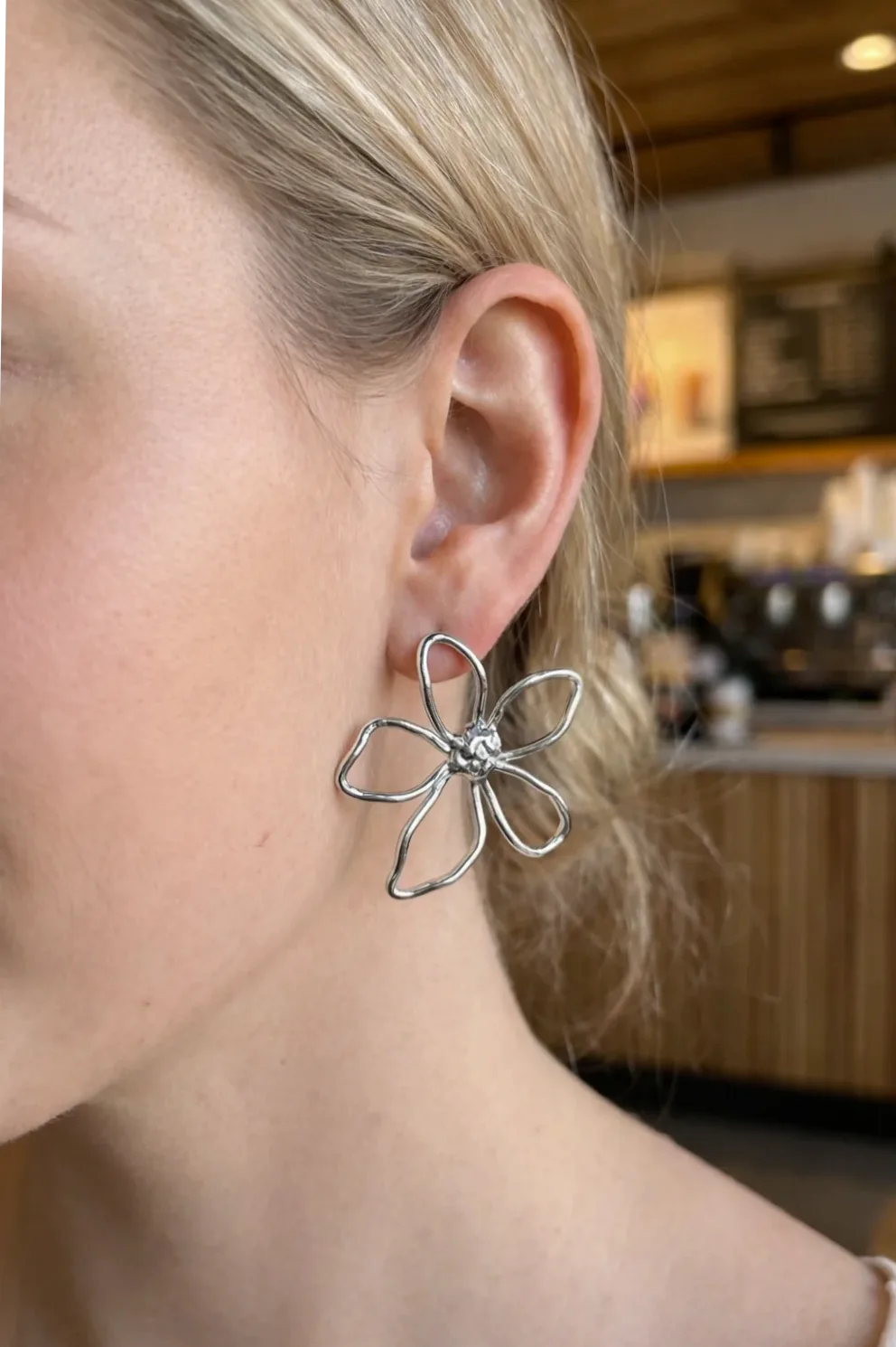 Detalhe do material e do acabamento — Brincos flor fio vazado estilo moderno