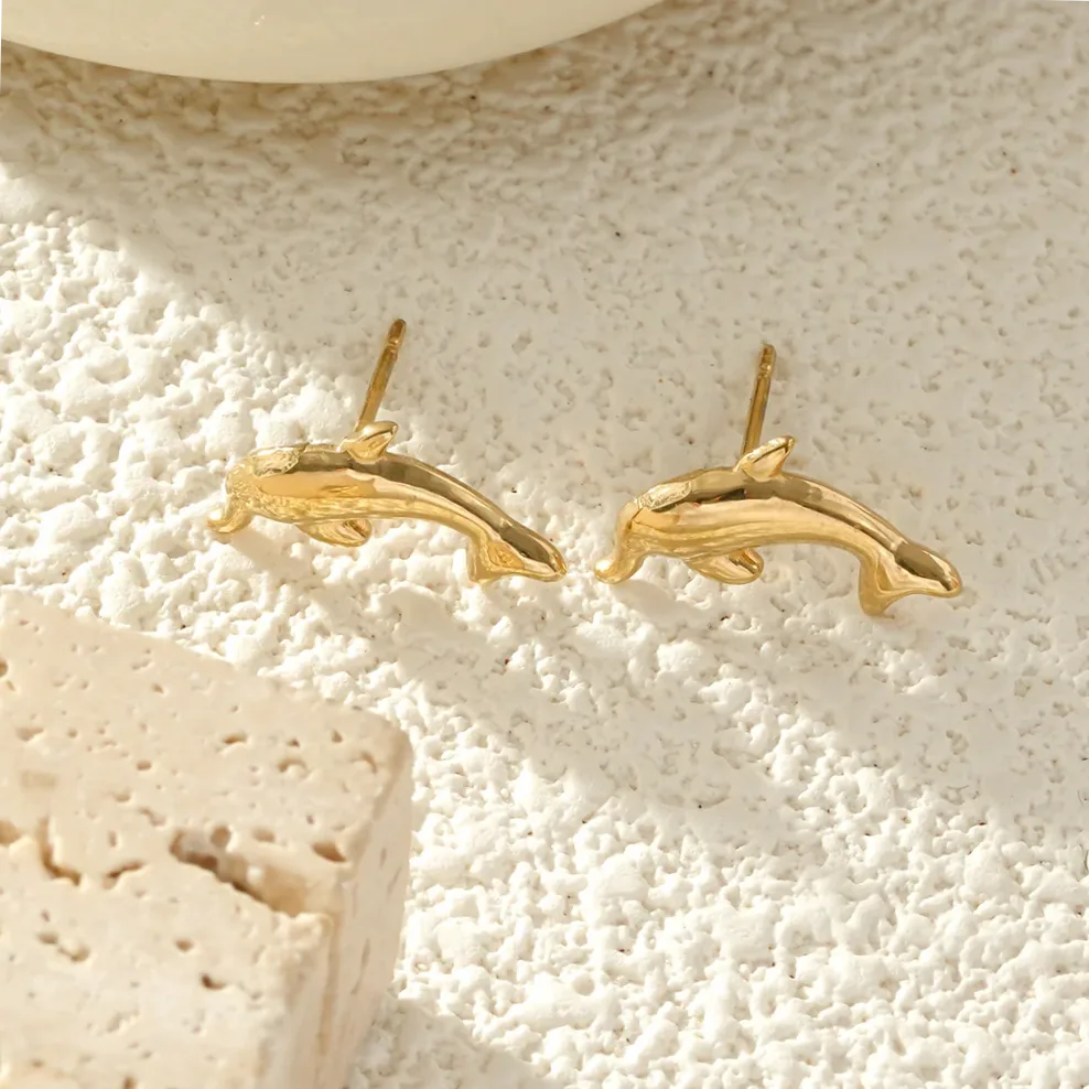 Détail de la matière et finition — Boucles d’oreilles clous puces dorées mini dauphin