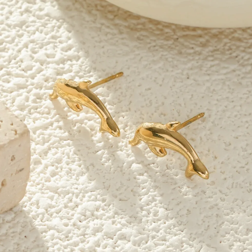 Boucles d’oreilles clous puces dorées mini dauphin porté à l’oreille