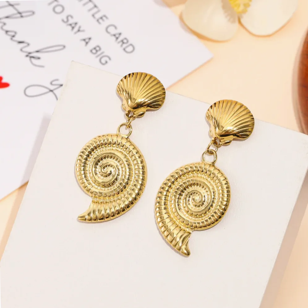 Brincos concha espiral estilo oceano dourado usado na orelha