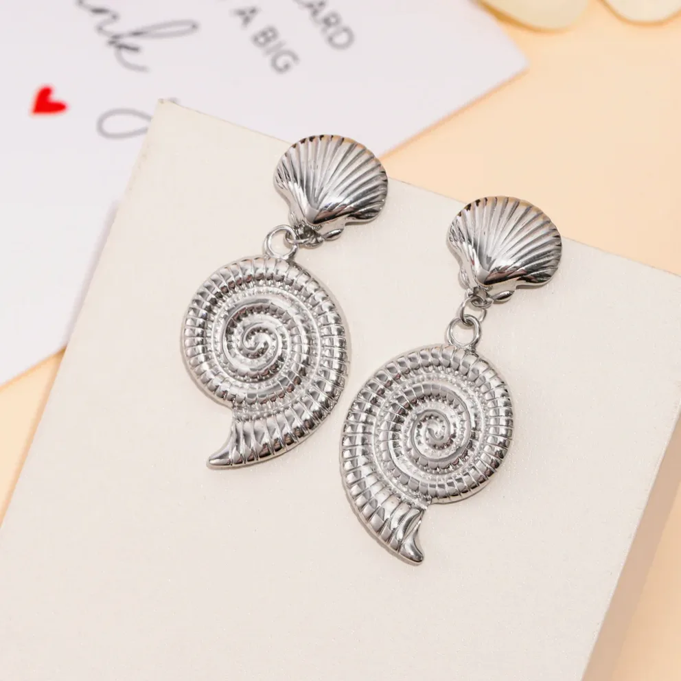 Brincos concha espiral estilo oceano dourado — vista de escala e dimensões
