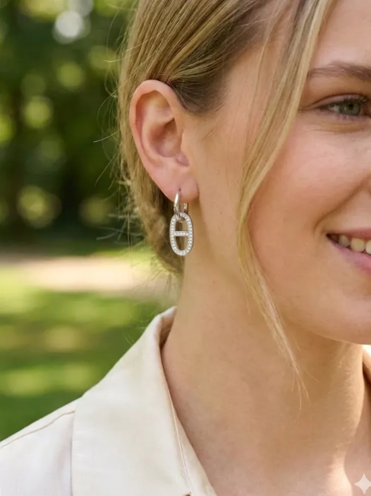 Nærbilde av materiale og finish — Gullhoops strassbelagt ring glitrende utseende