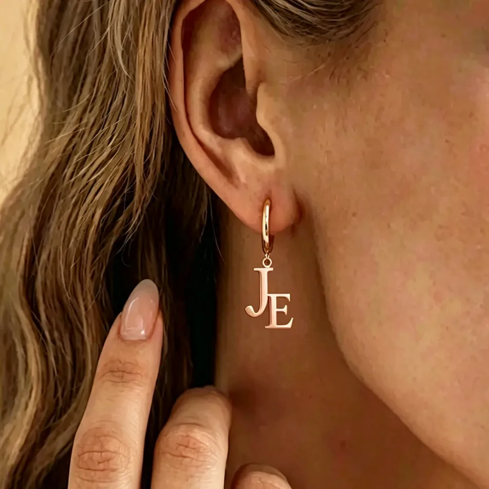 Boucles d'oreilles créoles en acier doré gravables au prénom — vue 2 — Gemzara