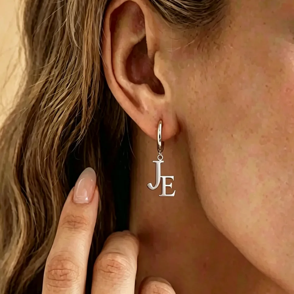 Boucles d'oreilles créoles en acier doré gravables au prénom — vue 3 — Gemzara