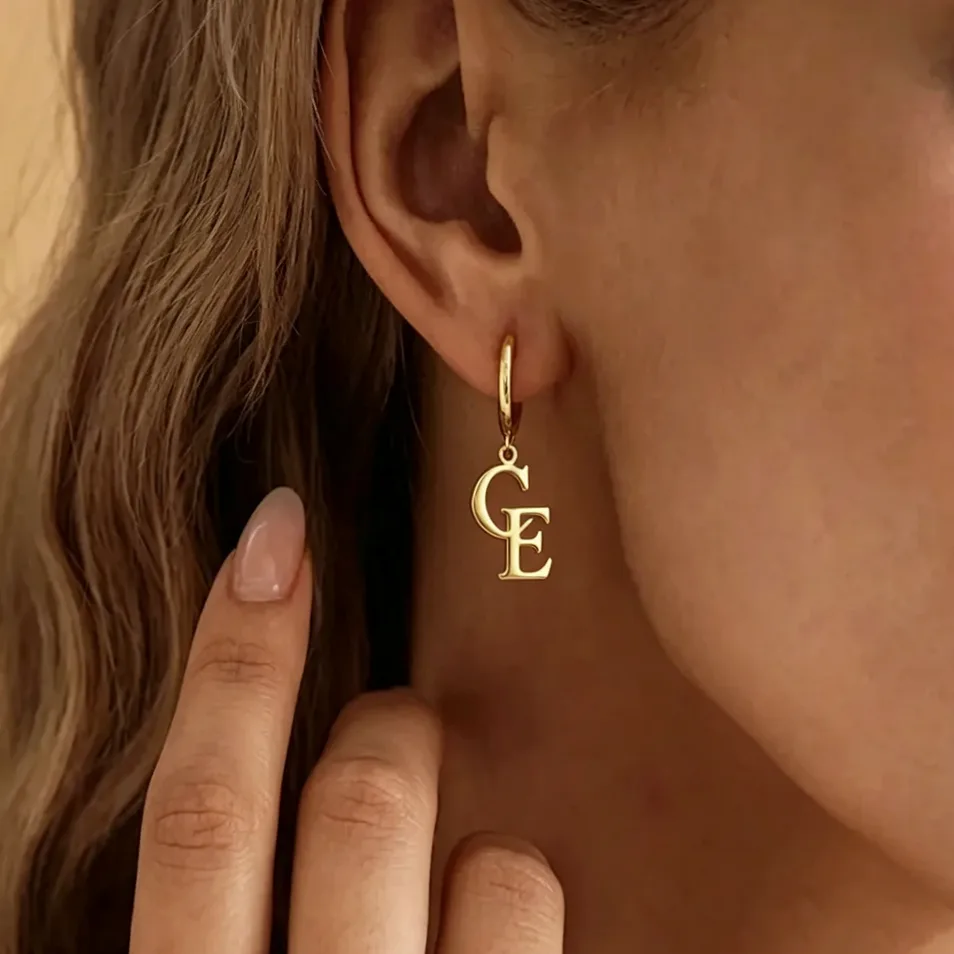 Boucles d'oreilles créoles en acier doré gravables au prénom — vue 5 — Gemzara