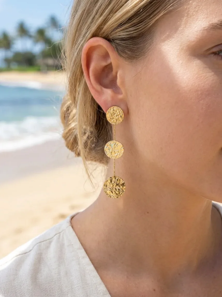 Brincos dourados pendentes pastilhas marteladas modernas usado na orelha