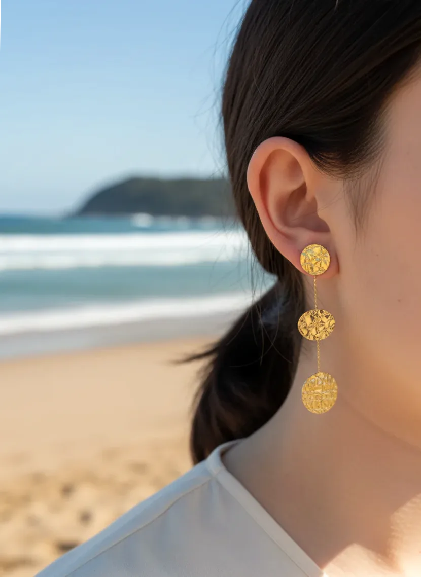 Brincos dourados pendentes pastilhas marteladas modernas — vista de escala e dimensões