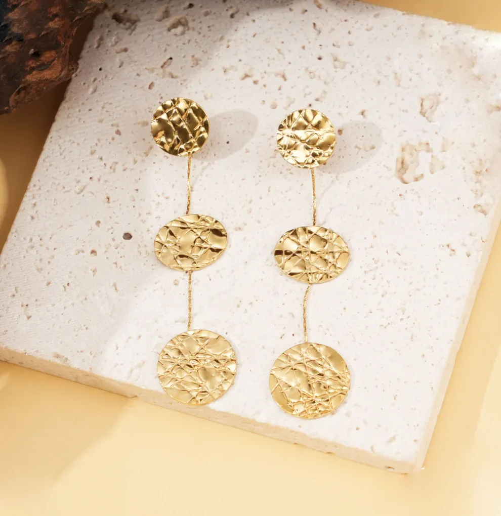 Brincos dourados pendentes pastilhas marteladas modernas — apresentação e embalagem de presente