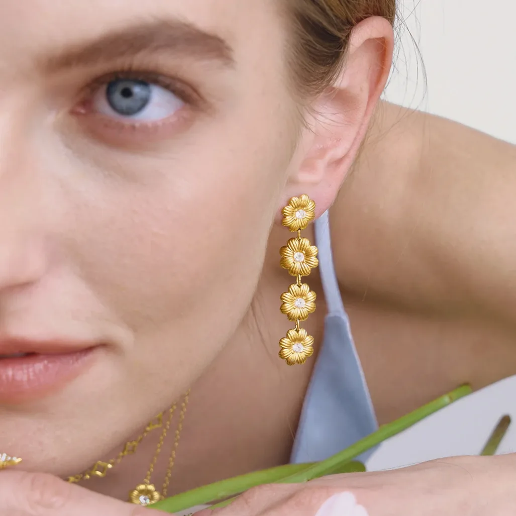 Détail de la matière et finition — Boucles d'oreilles pendantes Zora Exquisite Four Daisy Flower pour