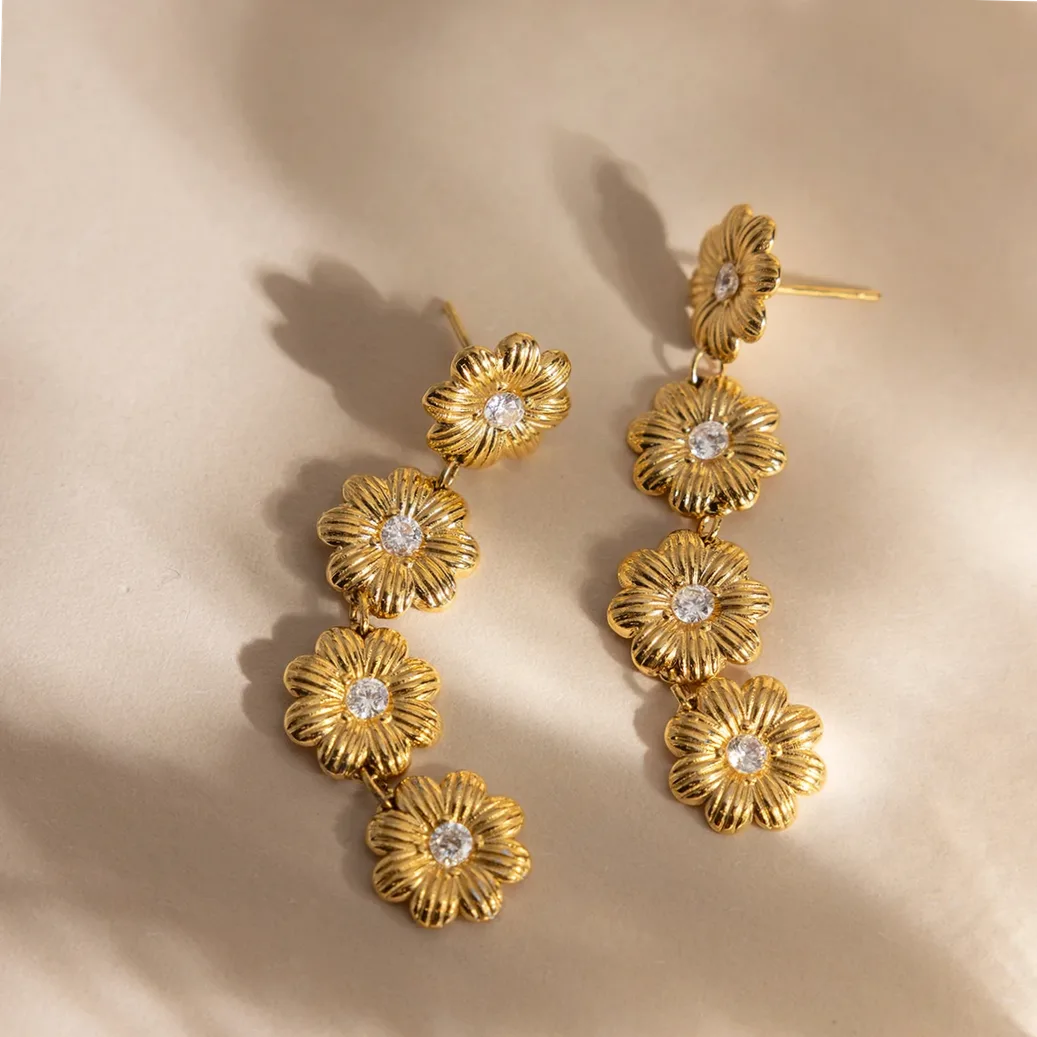 Boucles d'oreilles pendantes Zora Exquisite Four Daisy Flower pour — vue d’échelle et dimensions
