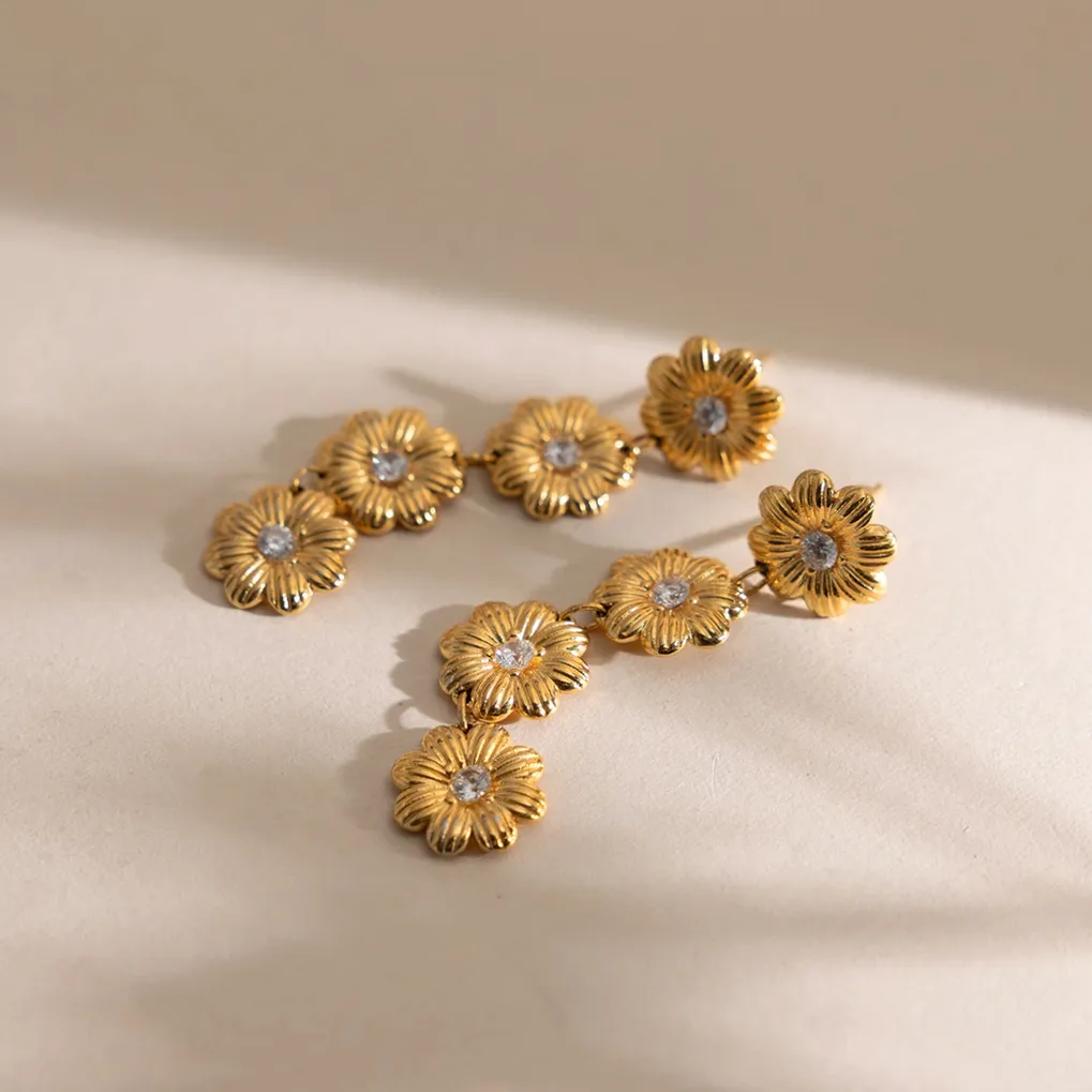 Boucles d'oreilles pendantes Zora Exquisite Four Daisy Flower pour — présentation et emballage cadeau