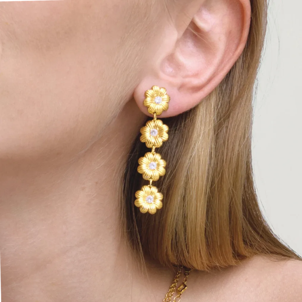 Boucles d'oreilles pendantes Zora Exquisite Four Daisy Flower pour femmes, plaquées or 18 carats, en acier inoxydable