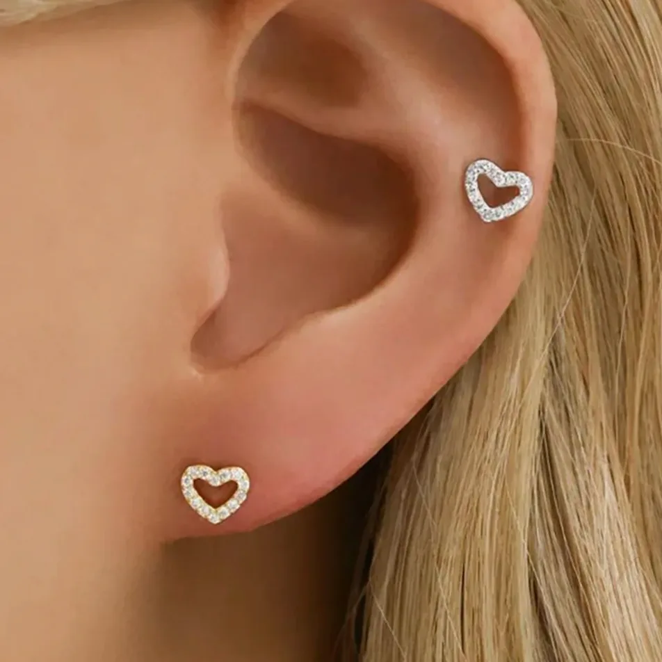 Brincos pequenos corações strass delicados — Gemzara
