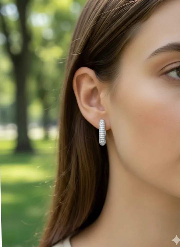 Détail de la matière et finition — Boucles d'oreilles créoles carrées demi strass