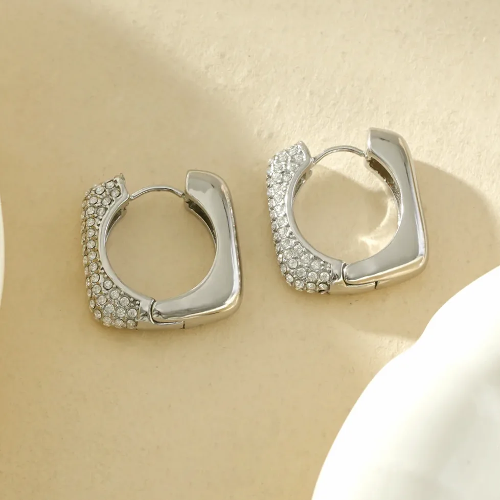 Boucles d'oreilles créoles carrées demi strass porté à l’oreille