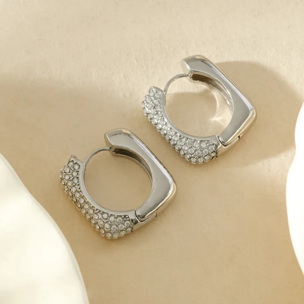 Boucles d'oreilles créoles carrées demi strass — vue d’échelle et dimensions