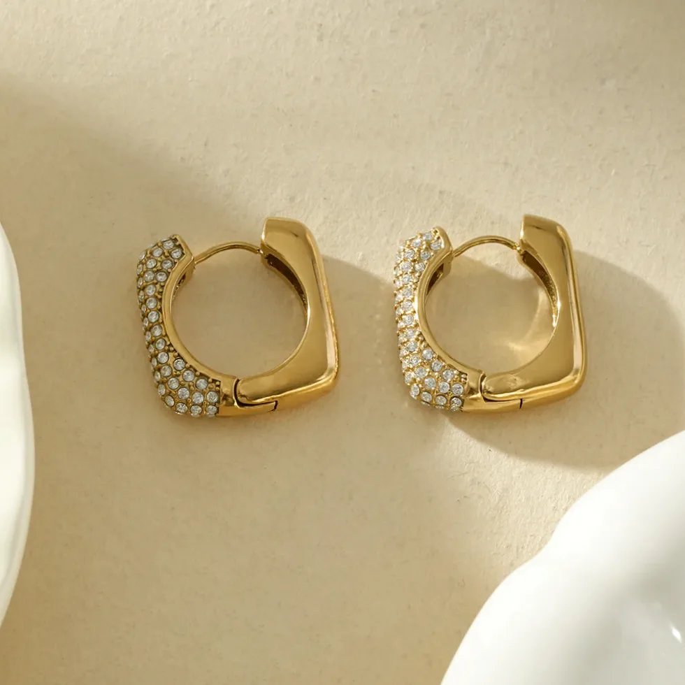 Boucles d'oreilles créoles carrées demi strass — présentation et emballage cadeau