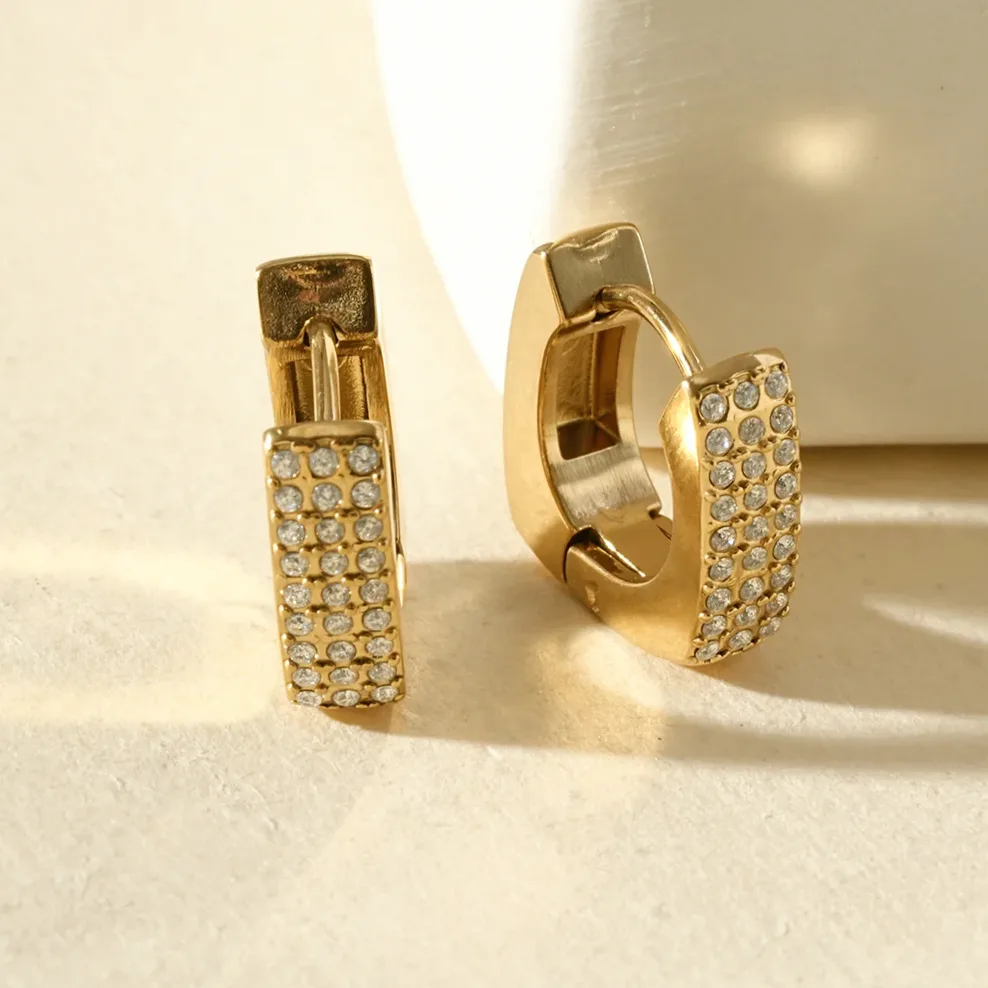 Détail de la matière et finition — Boucles d'oreilles créoles carrées ornées de strass