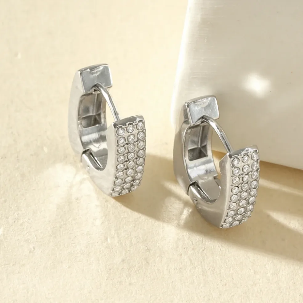 Boucles d'oreilles créoles carrées ornées de strass porté à l’oreille