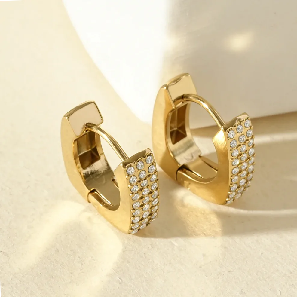 Boucles d'oreilles créoles carrées ornées de strass — vue d’échelle et dimensions