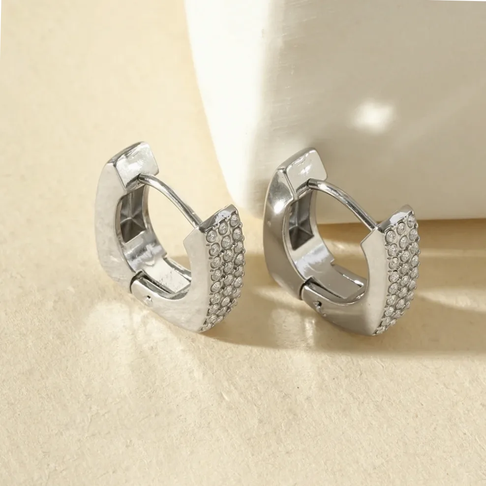 Boucles d'oreilles créoles carrées ornées de strass — présentation et emballage cadeau