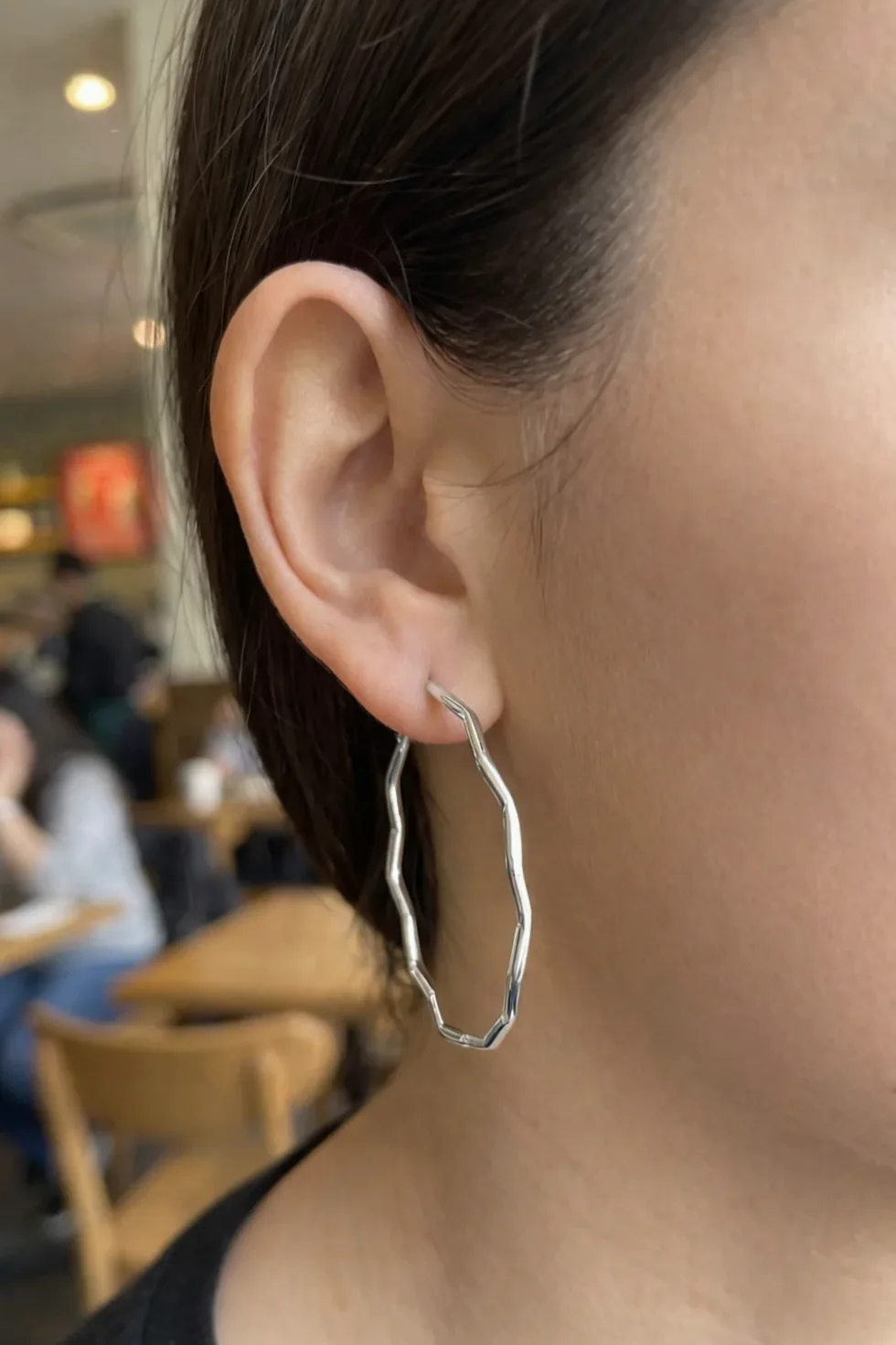 Détail de la matière et finition — Boucles d'oreilles créoles vagues