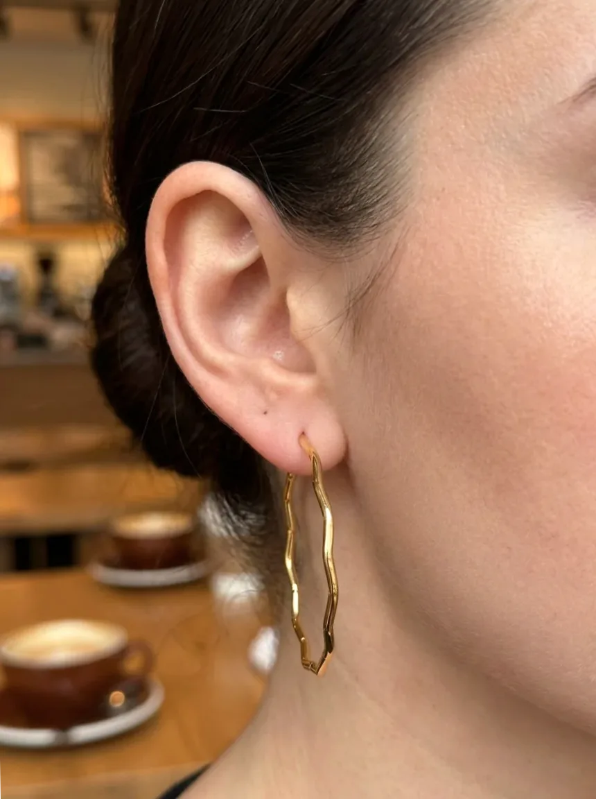 Boucles d'oreilles créoles vagues porté à l’oreille en Acier inoxydable