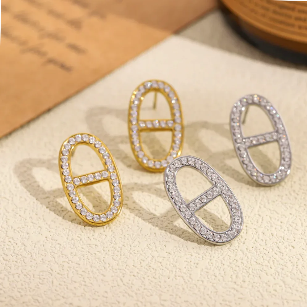 Brincos dourados clássicos com aro de strass — apresentação e embalagem de presente