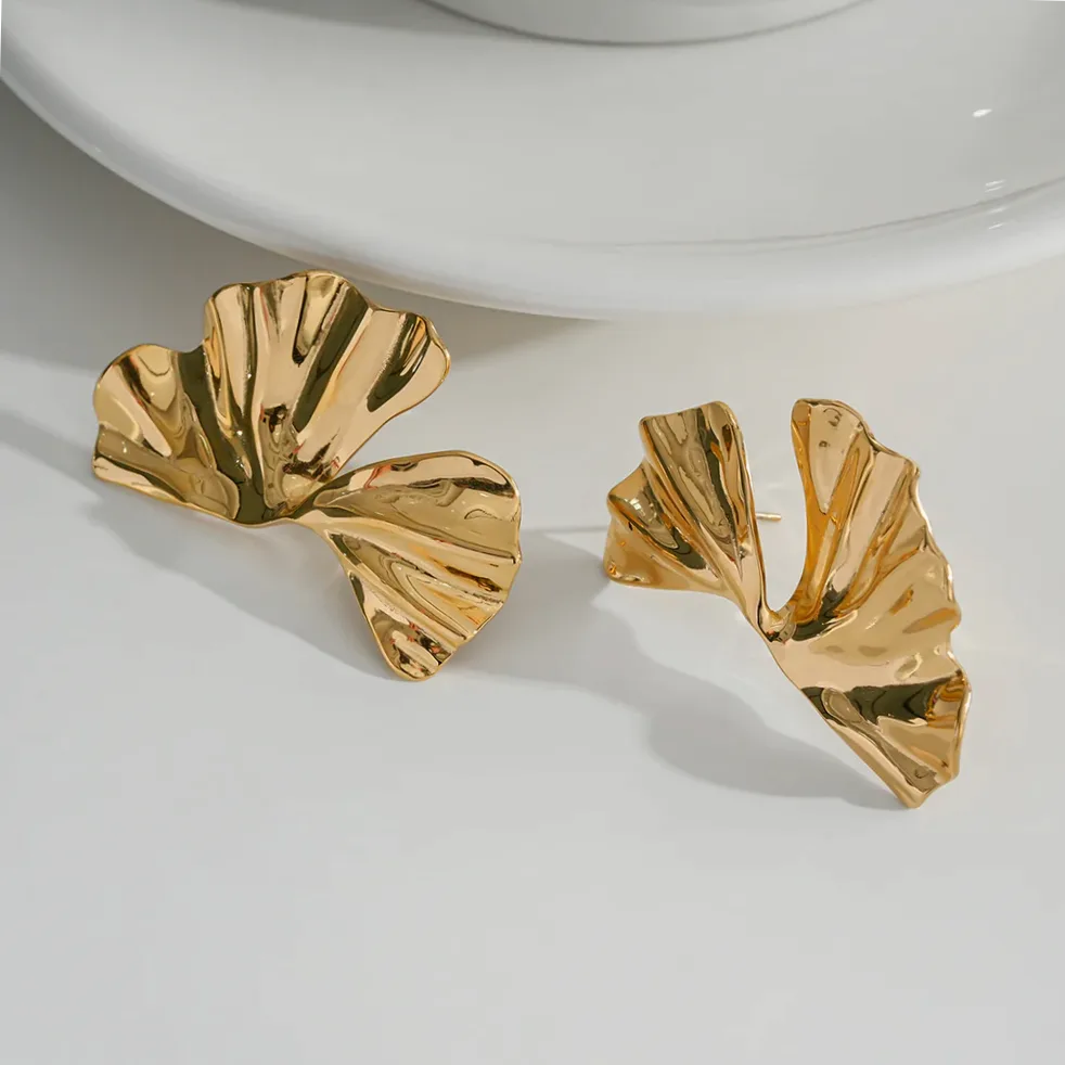 Pendientes dorados media flor diseño moderno — vista de escala y dimensiones