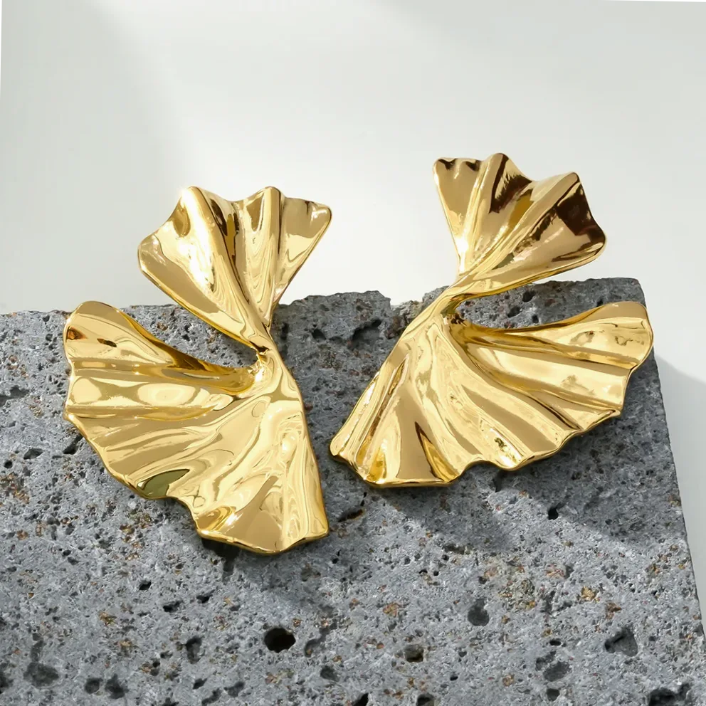 Pendientes dorados media flor diseño moderno — presentación y embalaje de regalo