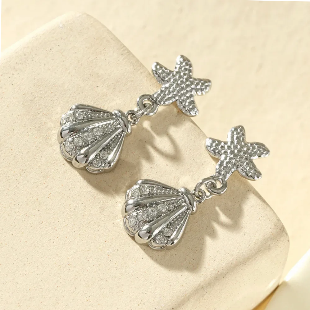 Detalhe do material e do acabamento — Brincos estrela do mar concha strass brilhante