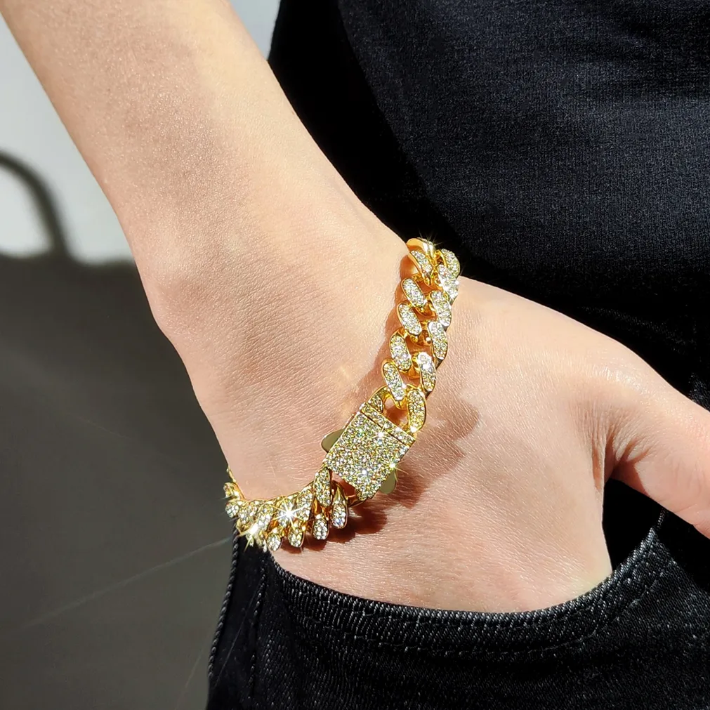 Detalle del material y acabado — Pulsera doble cadena strass forma gota brillante