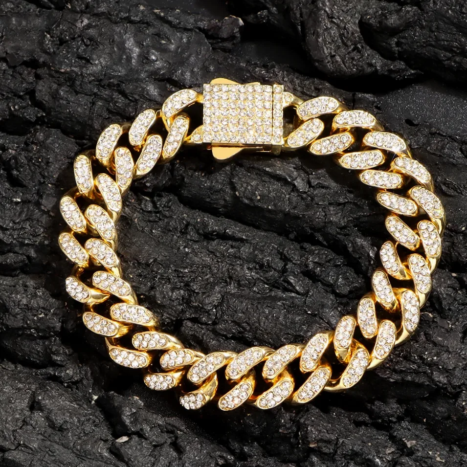 Pulsera doble cadena strass forma gota brillante puesto en la muñeca