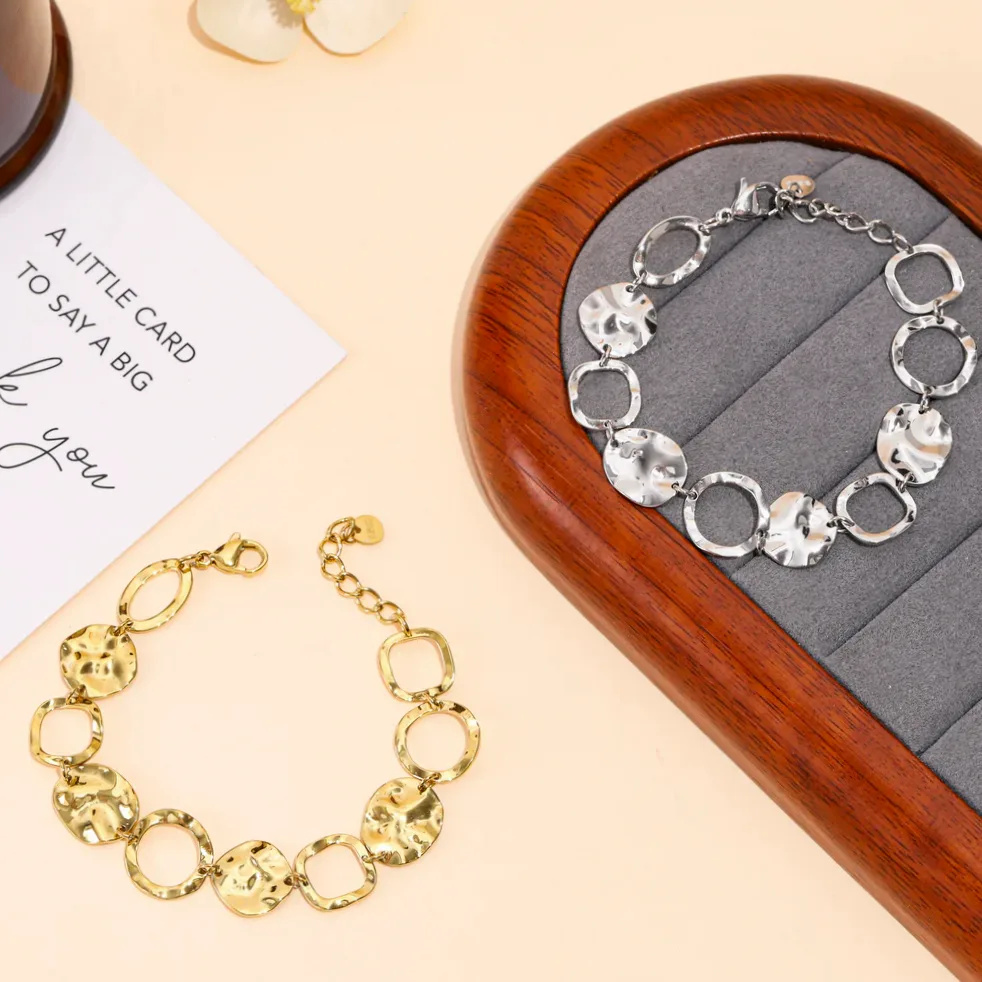 Detalhe do material e do acabamento — Pulseira elos redondos martelados cravejados