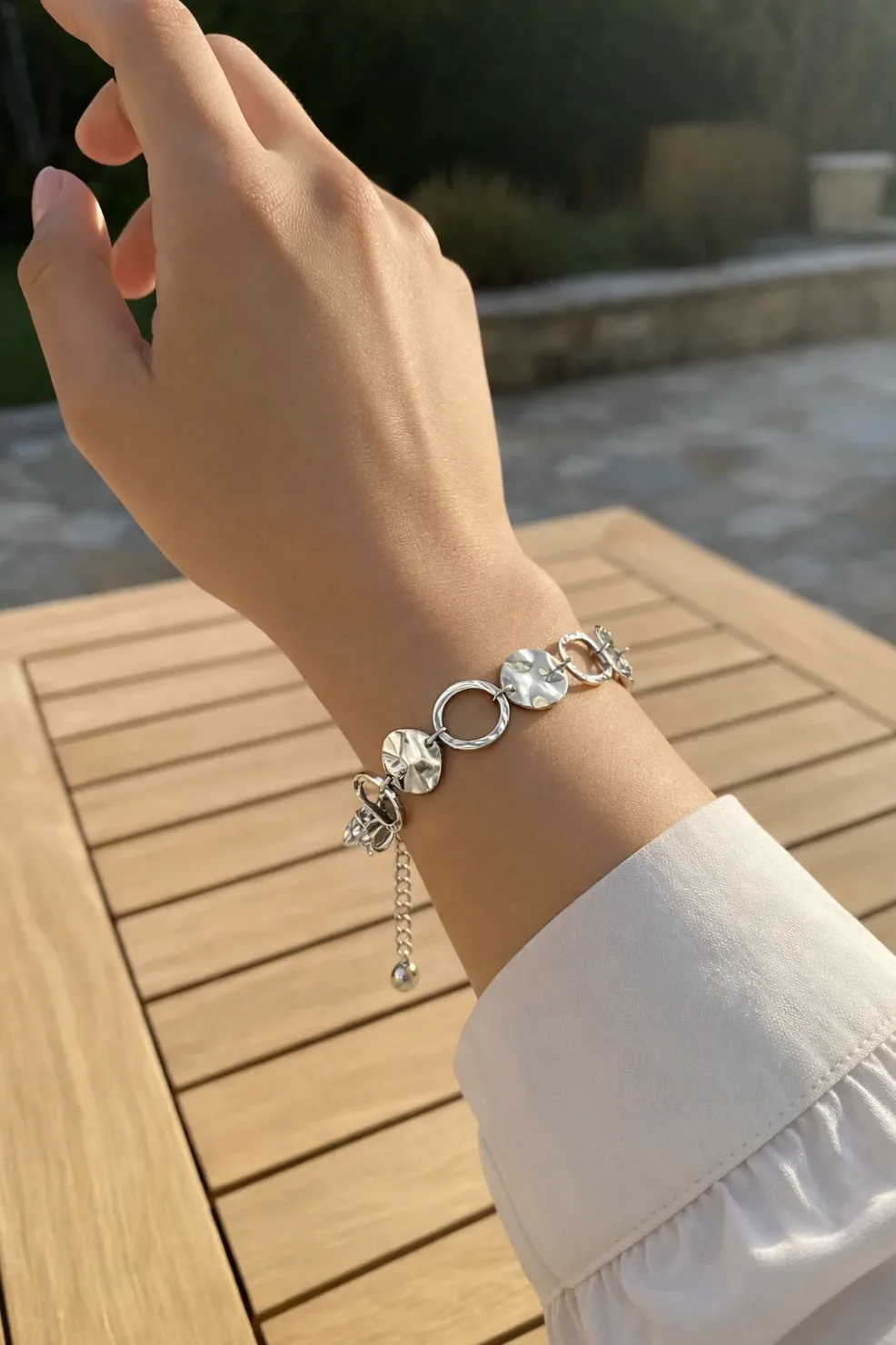 Pulseira elos redondos martelados cravejados usado no pulso