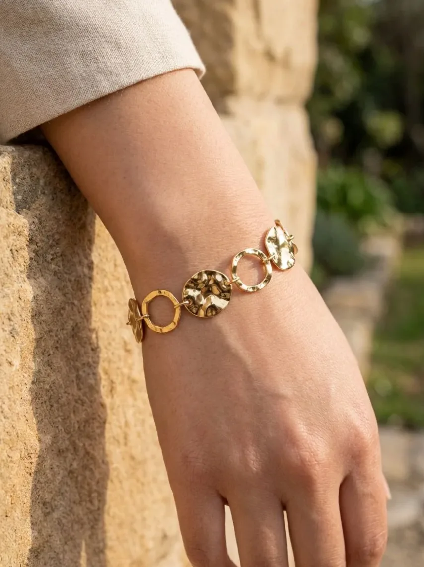 Pulseira elos redondos martelados cravejados — apresentação e embalagem de presente