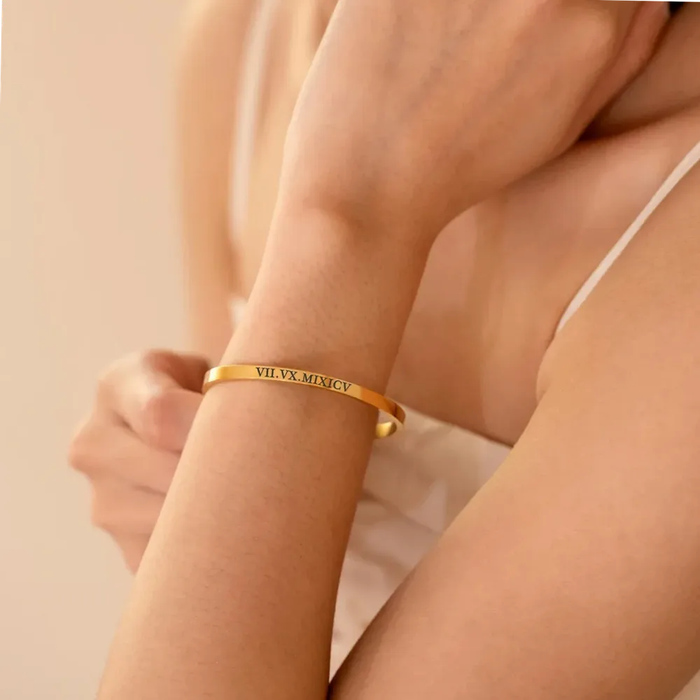 Bracelet acier gravé prénom/date/n° romain — vue 2 — Gemzara