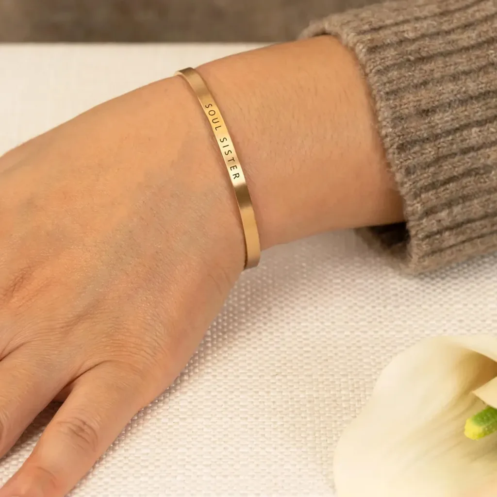 Bracelet acier gravé prénom/date/n° romain — vue 5 — Gemzara