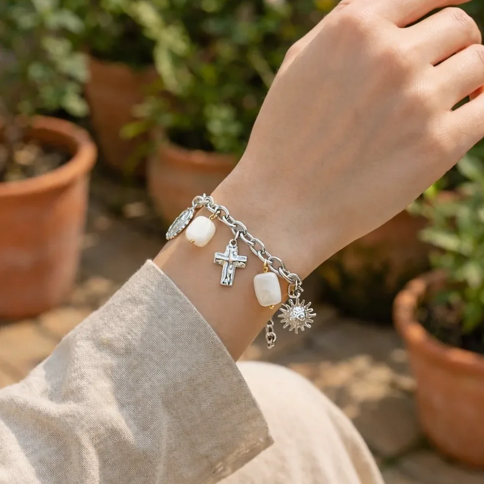 Detalle del material y acabado — Pulsera charms símbolos sagrados piedras resina blanca