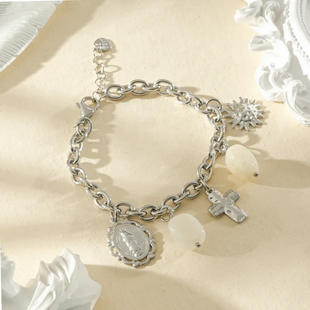 Pulsera charms símbolos sagrados piedras resina blanca puesto en el tobillo