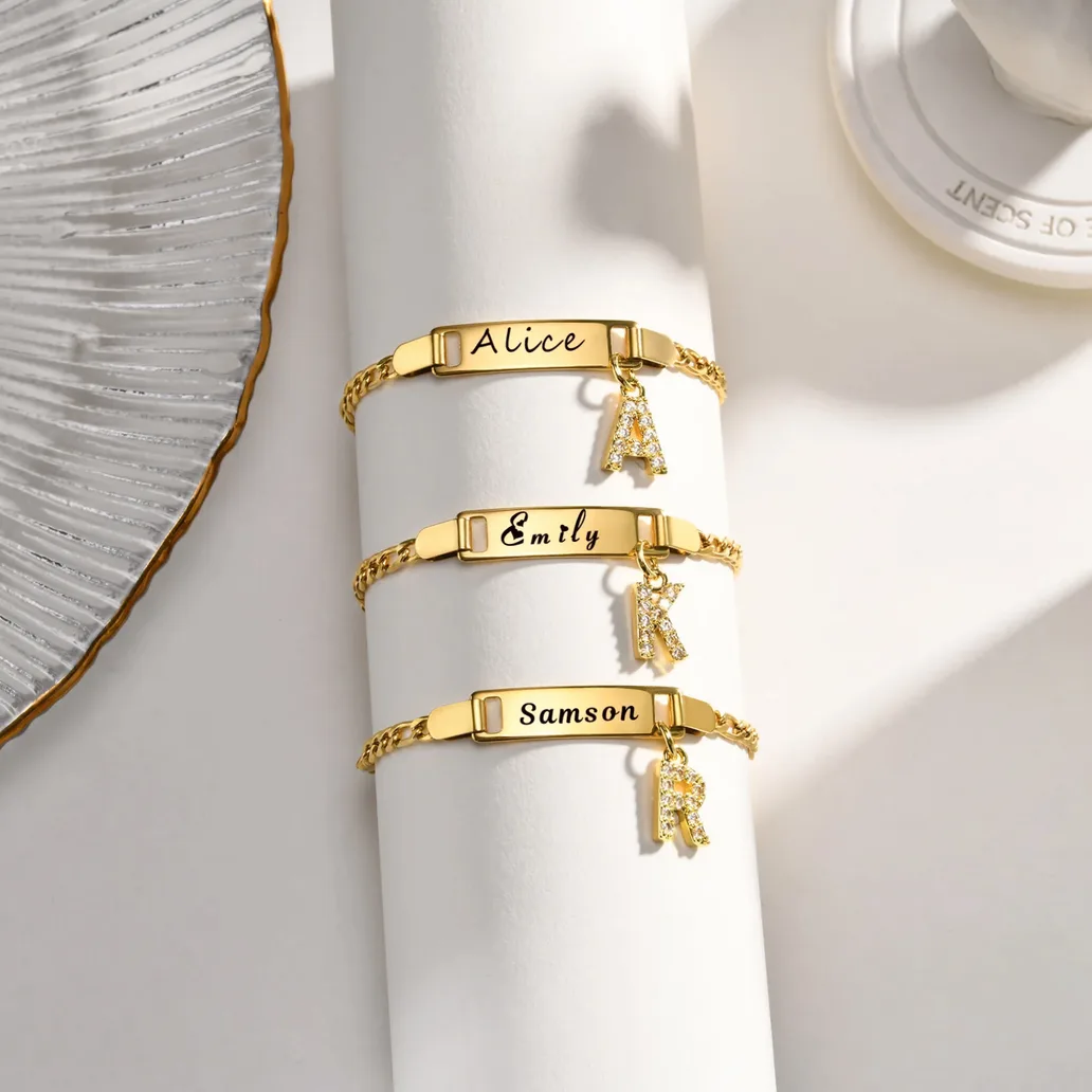 Detalhe do material e do acabamento — Pulseira Personalizada com Iniciais para Menino e Menina, Gravação
