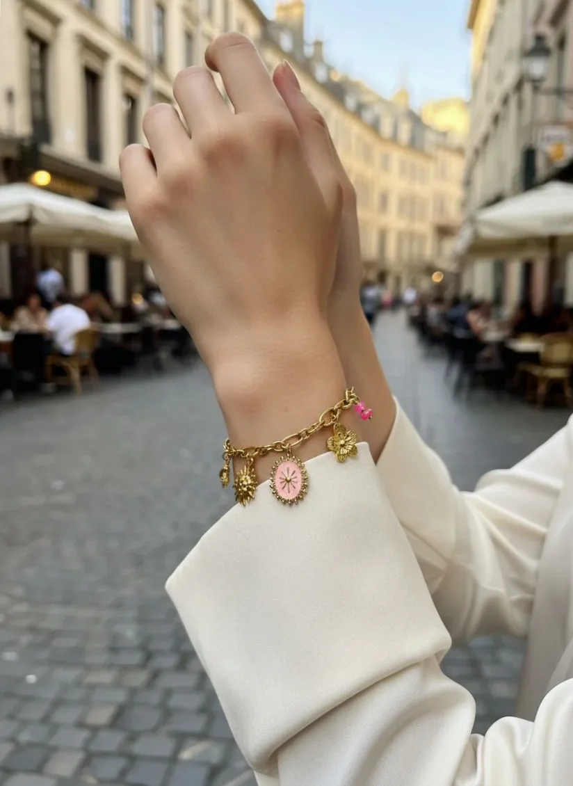 Pulseira corrente dourada com pingentes florais