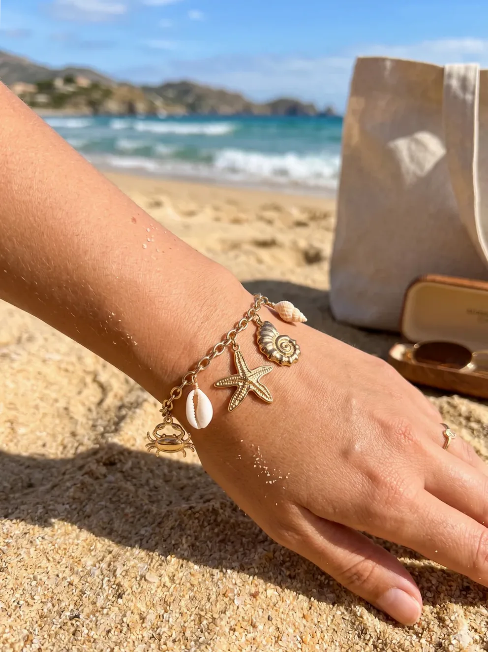 Pulsera dorada con charms concha estrella cangrejo
