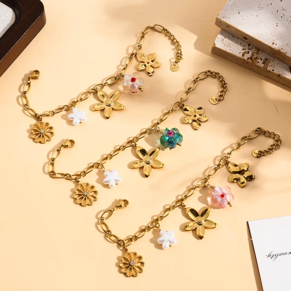 Detalhe do material e do acabamento — Pulseira dourada charms flor e pérola