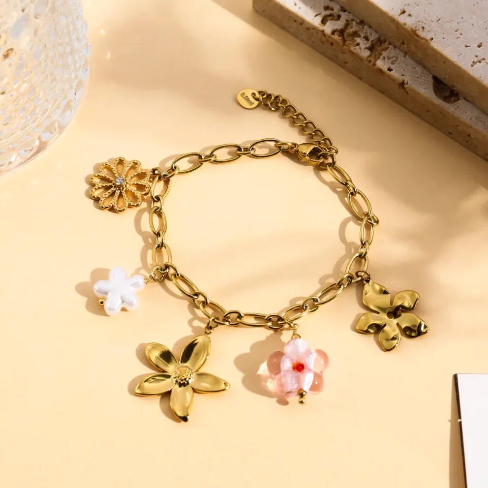 Pulseira dourada charms flor e pérola — vista de escala e dimensões