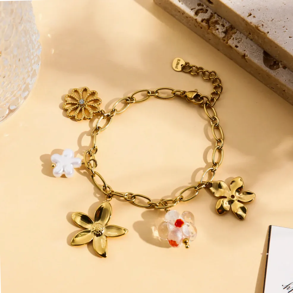 Pulseira dourada charms flor e pérola — apresentação e embalagem de presente