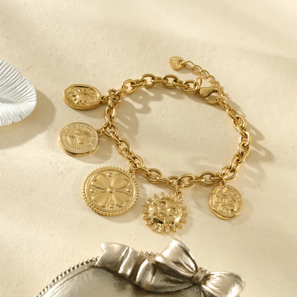 Detalhe do material e do acabamento — Pulseira elos grossos com medalhas simbólicas exclusivas