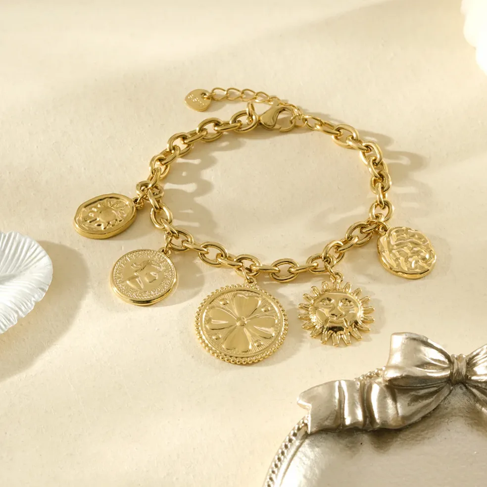 Pulseira elos grossos com medalhas simbólicas exclusivas usado no tornozelo