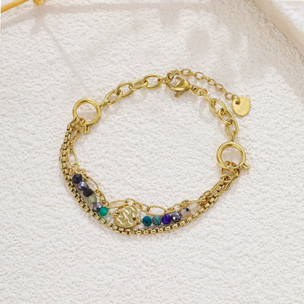 Bracelet multi-chaînes doré à pierres multicolores et médaillon martelé